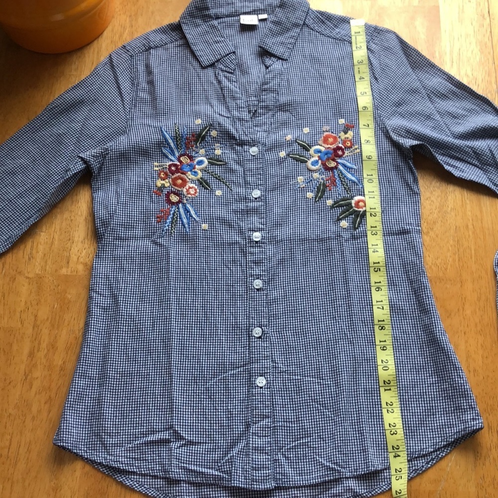 EUC TWIK XS BLUE/WHITE LONG SLEEVE V-NECK BUTTON DOWN BLOUSE/W CHEST EMBROIDERY.